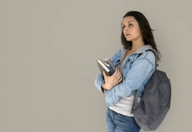 Kitap tutan sırt çantası ile kız öğrenci