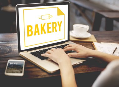 Eller dizüstü bilgisayarda klavyede yazıyor.