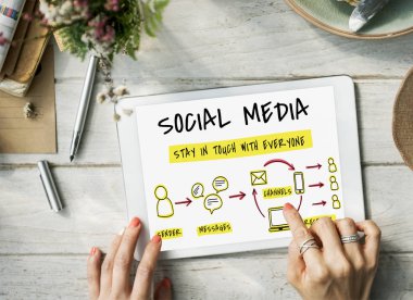 Dijital tablet tutan eller kadın