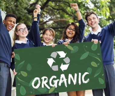 Afiş tutarak öğrenciler