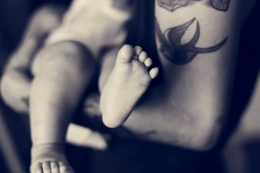 Babası holding yeni doğan bebek
