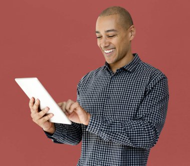 Tablet kullanarak gülümseyen genç adam