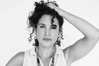 kısa kıvırcık saçlı beyaz kadın