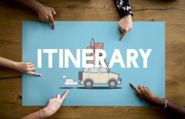 insanlar tavel afiş ile masada 