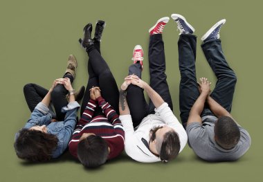 katta oturan insanlar 