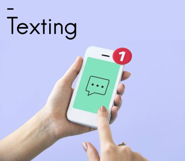 insan elinden tutarak cep telefonu