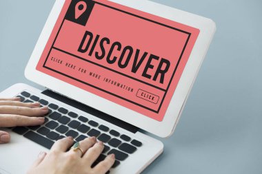 Dizüstü bilgisayarda yazan kadın klavyesi