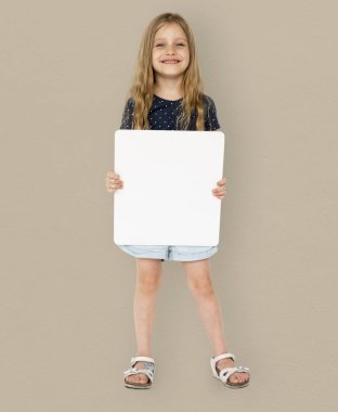 Boş pankart tutan kız