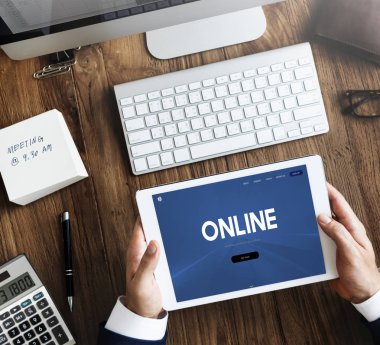 Dijital tablet kullanan işadamı