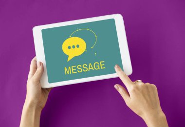 kişi holding dijital tablet