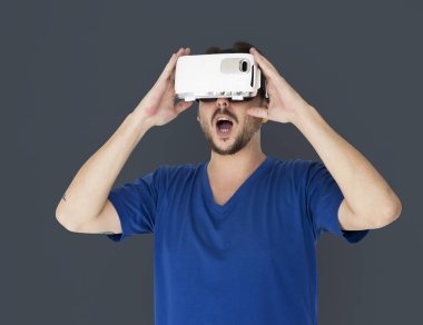 visualiaing gerçeklik kulaklık kullanarak adam