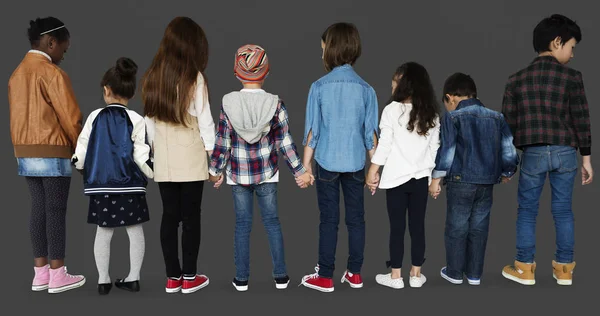 Diversidade crianças de pé em estúdio — Fotografia de Stock
