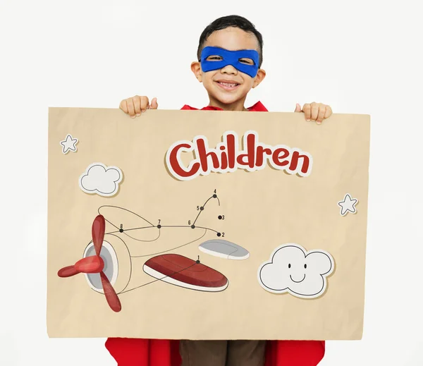 Chlapec v kostýmu superhrdiny drží Transparent — Stock fotografie