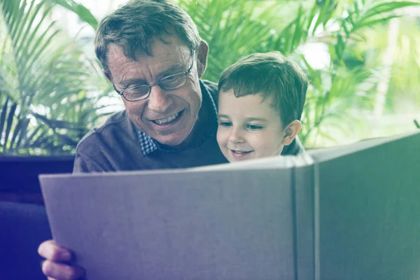 Avô e neto livro de leitura — Fotografia de Stock