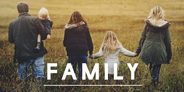 Grande família caminhando no campo — Fotografia de Stock