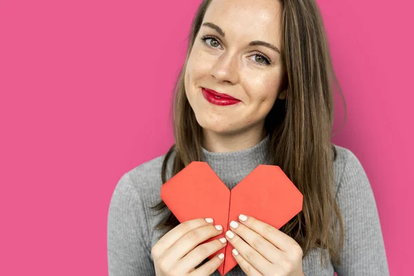 Mujer sosteniendo corazón de papel rojo — Foto de Stock