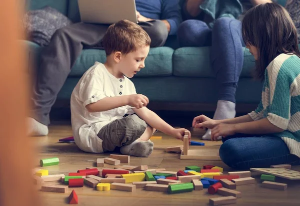 Niños jugando con bloques de juguete —  Fotos de Stock