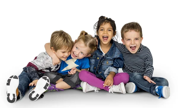 Schattige kinderen zitten op vloer — Stockfoto