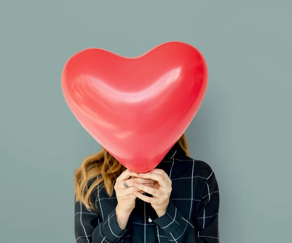 Mujer cubriendo la cara con globo del corazón —  Fotos de Stock