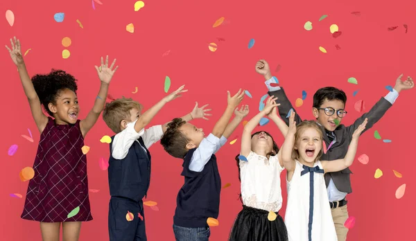 Bambini Festeggiamo con coriandoli — Foto Stock