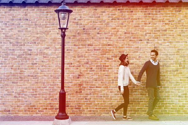 Couple marchant dans la rue — Photo