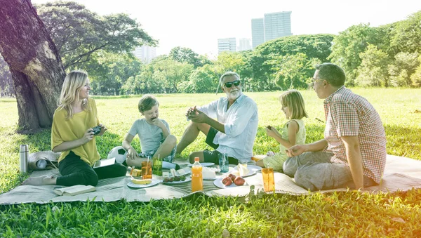 Rodziny o pikniku na świeżym powietrzu — Zdjęcie stockowe