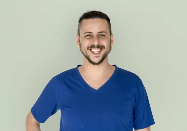 Jovem sorrindo homem olhando para a câmera — Fotografia de Stock