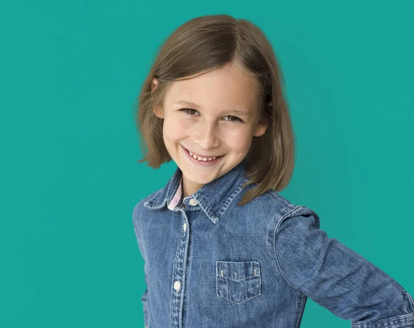 Ragazza caucasica con i capelli corti — Foto Stock