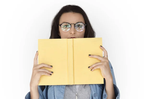 Estudante do sexo feminino em óculos livro segurando — Fotografia de Stock