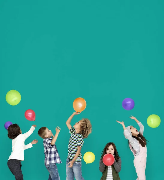 Bambini che giocano con i palloncini — Foto Stock