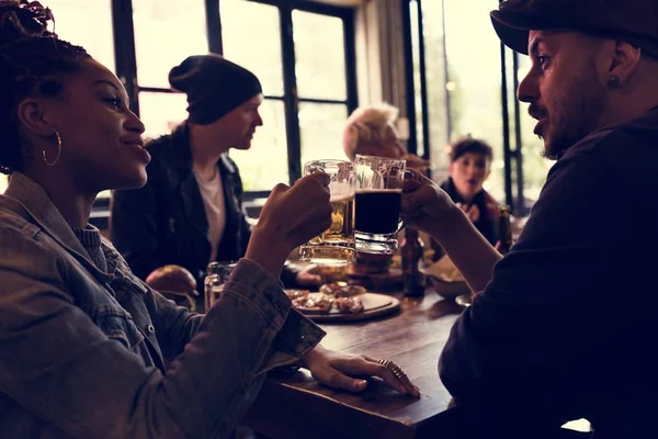 As pessoas saúdam com cerveja — Fotografia de Stock