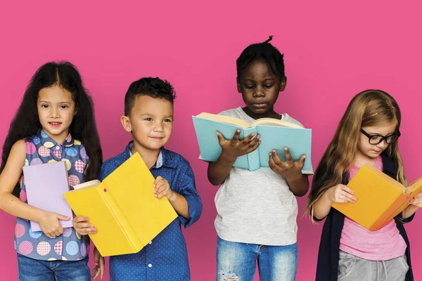 Niños leyendo libros — Foto de Stock