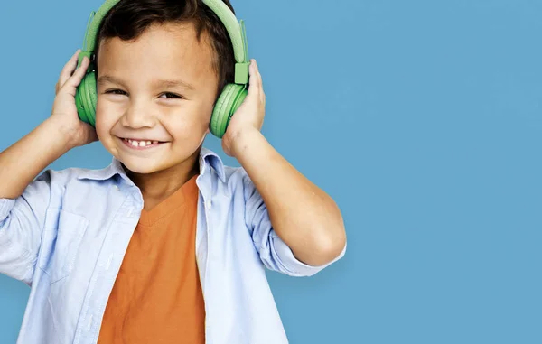 Jovem asiático menino vestindo fones de ouvido — Fotografia de Stock