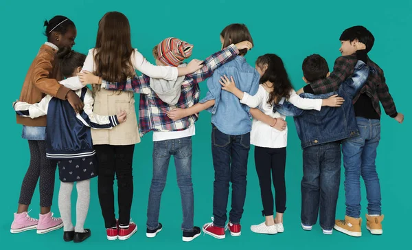 Różnorodność dzieci przytulanie w studio — Zdjęcie stockowe