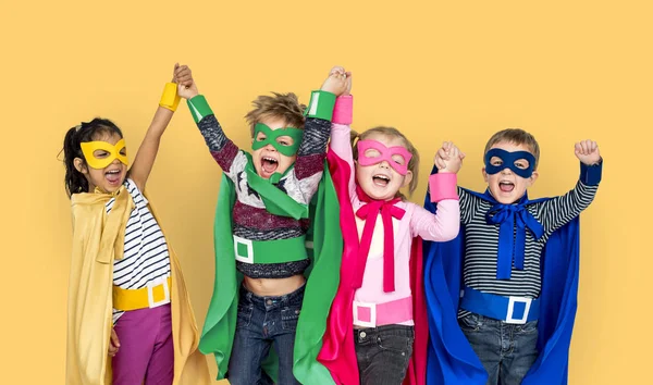 Glada barn i superhjälte dräkter — Stockfoto