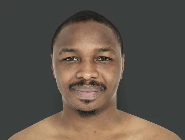 Lächelnder afrikanischer Mann — Stockfoto