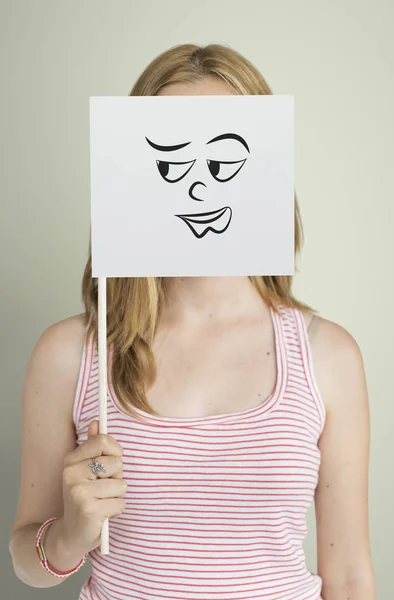 Kobieta, obejmujących twarz z flagą papieru — Zdjęcie stockowe