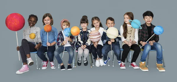 Children Holding planets models — Stock Photo, Image