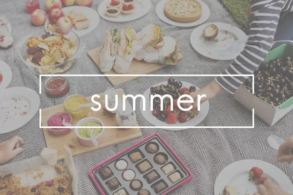 Ízletes étel a szabadban pikniken — Stock Fotó