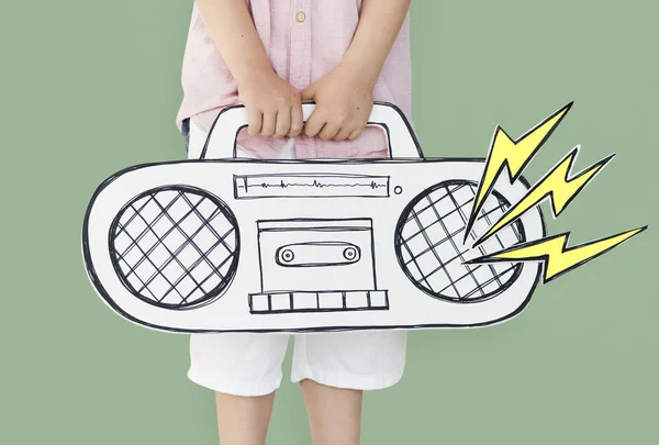 Mãos menino segurando boombox — Fotografia de Stock