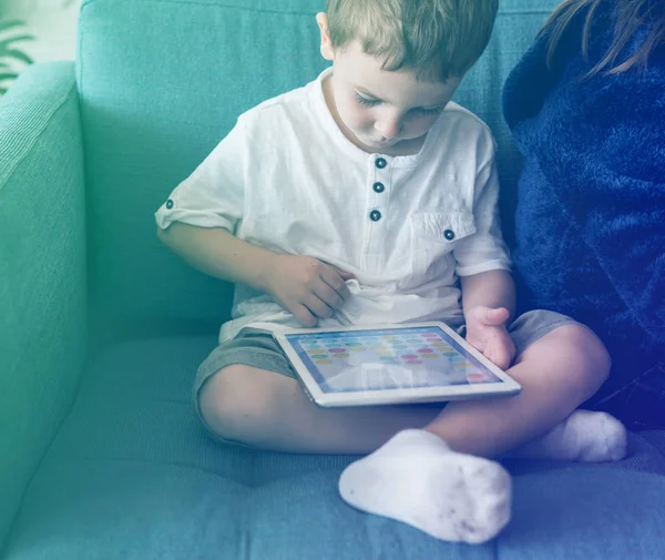 Hermano usando tableta digital — Foto de Stock