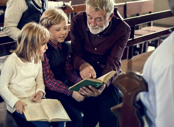 Familie bidden in de kerk — Stockfoto