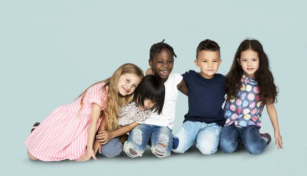 Niños jugando juntos — Foto de Stock