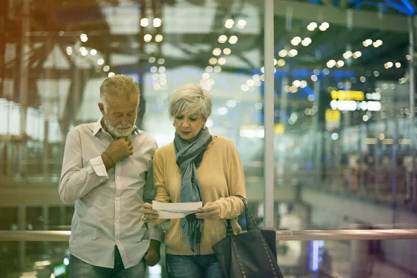 Couple aîné avec carte d'embarquement — Photo
