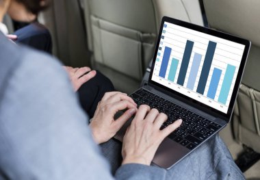 Takside laptop kullanan iş kişi 