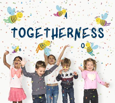 erkek ve kız stüdyoda atlama