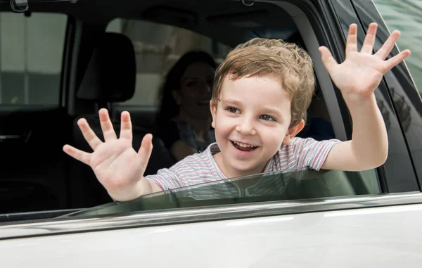 Ragazzo in auto guardando in finestra — Foto Stock