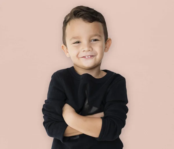 Niño sosteniendo brazos cruzados —  Fotos de Stock