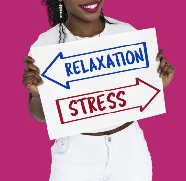 Kağıt afiş tutan Afrika kadın