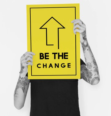 Dövmeli kişi holding afiş. 